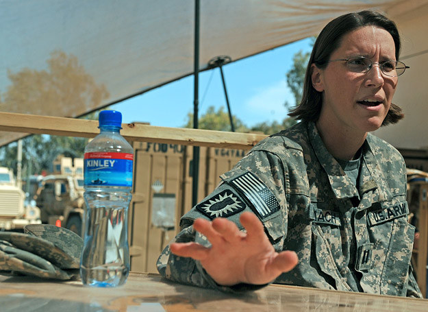 Kapitan Julie Klimach tłumaczy jak wygląda prawdziwe życie sapera w Afganistanie /AFP