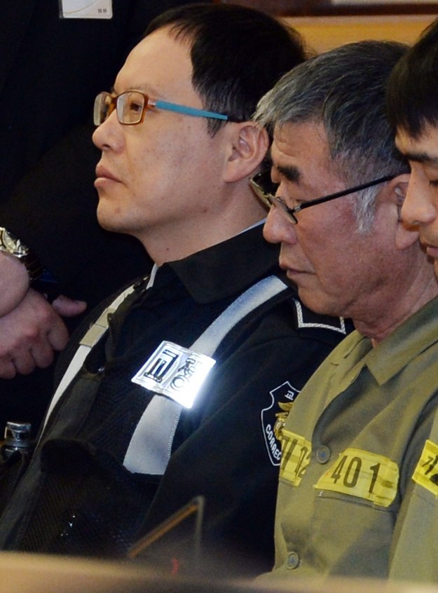 Kapitan Li Czon Sok (w środku) przed sądem /YONHAPNEWS /PAP/EPA