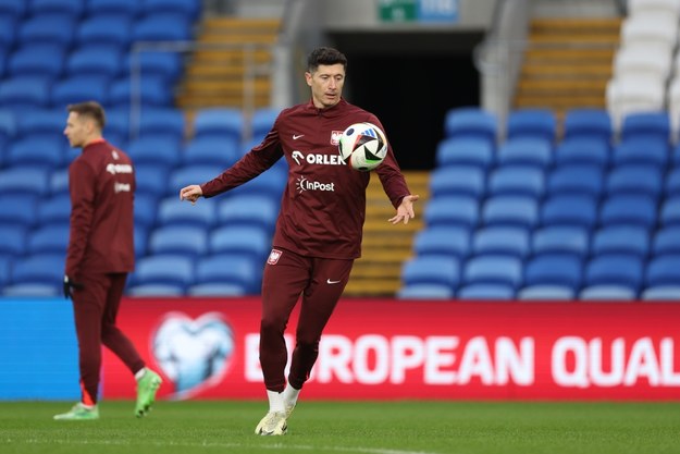 Kapitan piłkarskiej reprezentacji Polski Robert Lewandowski podczas treningu kadry na stadionie w Cardiff /Leszek Szymański /PAP