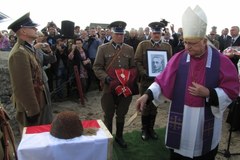 Kapitan Raginis spoczął w Wiźnie