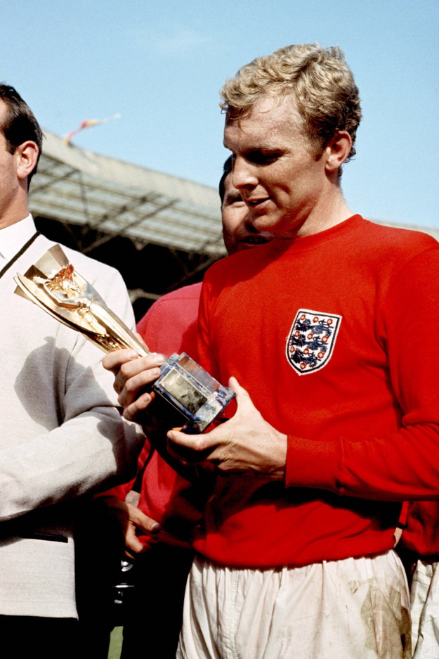 Kapitan reprezentacji Anglii Bobby Moore z pucharem Julesa Rimeta za zdobycie mistrzostwa świata w 1966 roku /PA Photos /PAP/PA