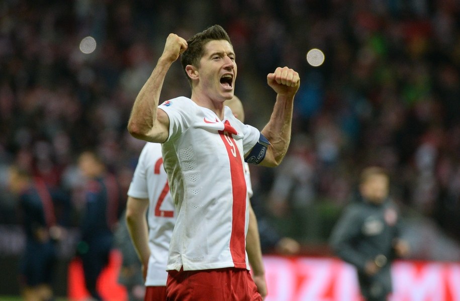 Kapitan reprezentacji Polski Robert Lewandowski cieszy się z wygranej 2-1 w meczu z Irlandią / Bartłomiej Zborowski /PAP