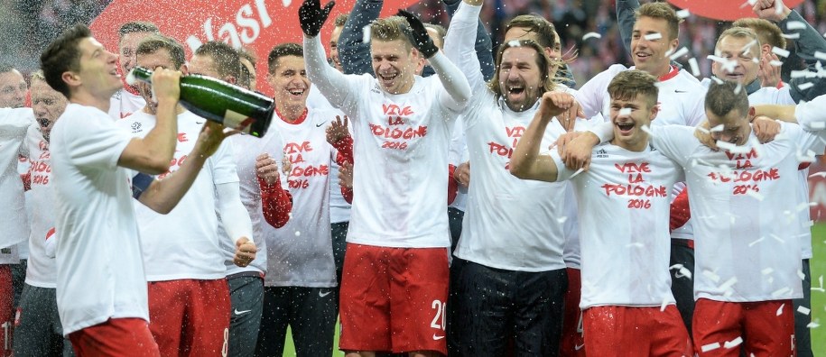 Kapitan reprezentacji Polski Robert Lewandowski i pozostali gracze drużyny cieszą się z wygranej 2-1 w meczu z Irlandią i awansu do finałów piłkarskich mistrzostw Europy 2016 /Bartłomiej Zborowski /PAP