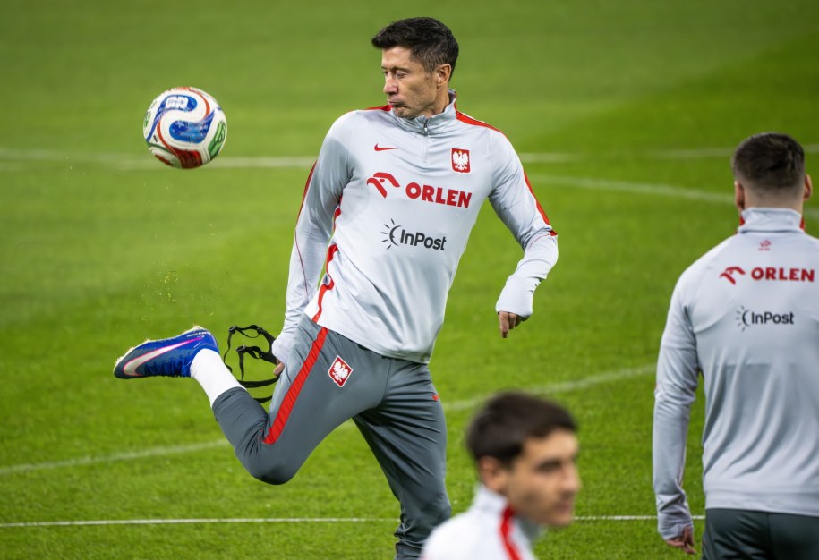 Kapitan reprezentacji Polski Robert Lewandowski na treningu przed meczem ze Szwecją /JONAS EKSTROEMER /PAP/EPA