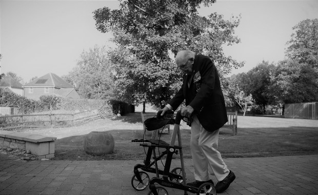 Kapitan Tom Moore nie żyje. To on zebrał miliony funtów dla służby zdrowia na walkę z Covid-19