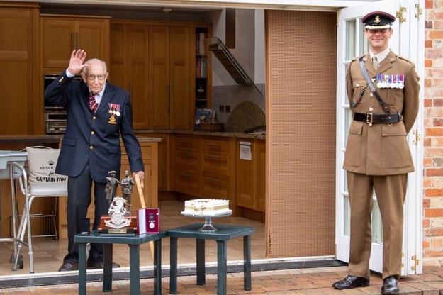 Kapitan Tom Moore przed swoim domem /Cpl Robert Weideman / British Ministry of Defence HANDOUT /PAP