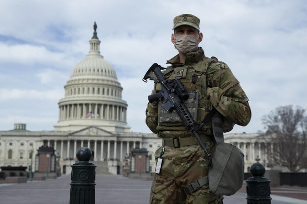 Kapitol w Waszyngtonie. Na zdjęciu członek Gwardii Narodowej Stanów Zjednoczonych /MICHAEL REYNOLDS    /PAP/EPA