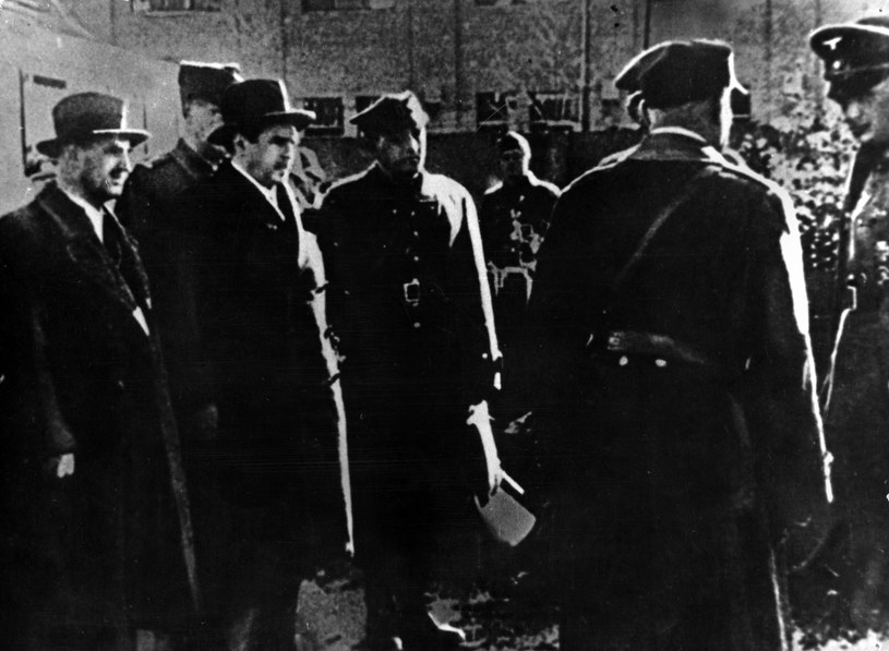 Kapitulacja Warszawy, 28.09.1939, polska delegacja z prezydentem Stefanem Starzyńskim (drugi od lewej) /Agencja FORUM