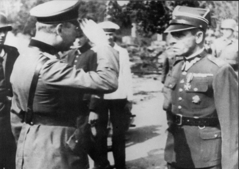 Kapitulacja Westerplatte. Po prawej mjr Henryk Sucharski, któremu salutuje niemiecki oficer /Reprodukcja: FoKa /Agencja FORUM