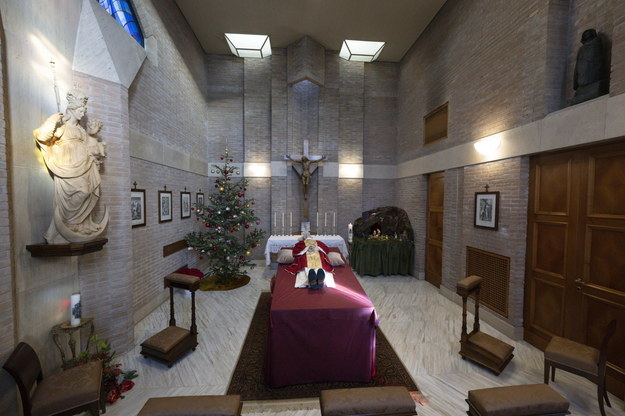 Kaplica, w której znajduje się ciało zmarłego papieża emeryta /VATICAN MEDIA HANDOUT /PAP/EPA