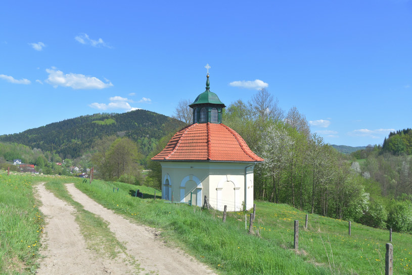 Kaplice i kościoły to charakterystyczne elementy krajobrazu Kalwarii Zebrzydowskiej /Albin Marciniak/East News /East News