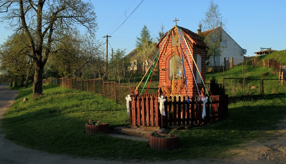 Kapliczka przydrożna w Raszągu, woj. warmińsko-mazurskie - świadectwo lokalnej tradycji i duchowości /Tomasz Waszczuk /PAP