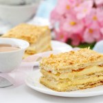 ciasto bez pieczenia Kapryśna Dama to wilgotne ciasto bez pieczenia. Przypomina napoleonkę, ale robi się je znacznie szybciej