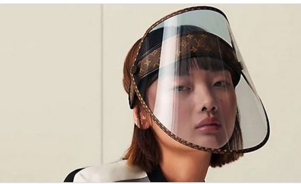 Kaprysy paryskiej mody. Zgadnij, ile kosztuje ta przyłbica? 