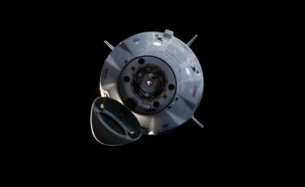 Kapsuła Crew Dragon wraca na Ziemię