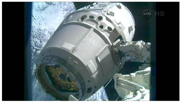 Kapsuła Dragon firmy SpaceX zadokowana do ISS.  Fot. NASA TV /materiały prasowe