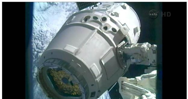 Kapsuła Dragon firmy SpaceX zadokowana do ISS.  Fot. NASA TV /materiały prasowe