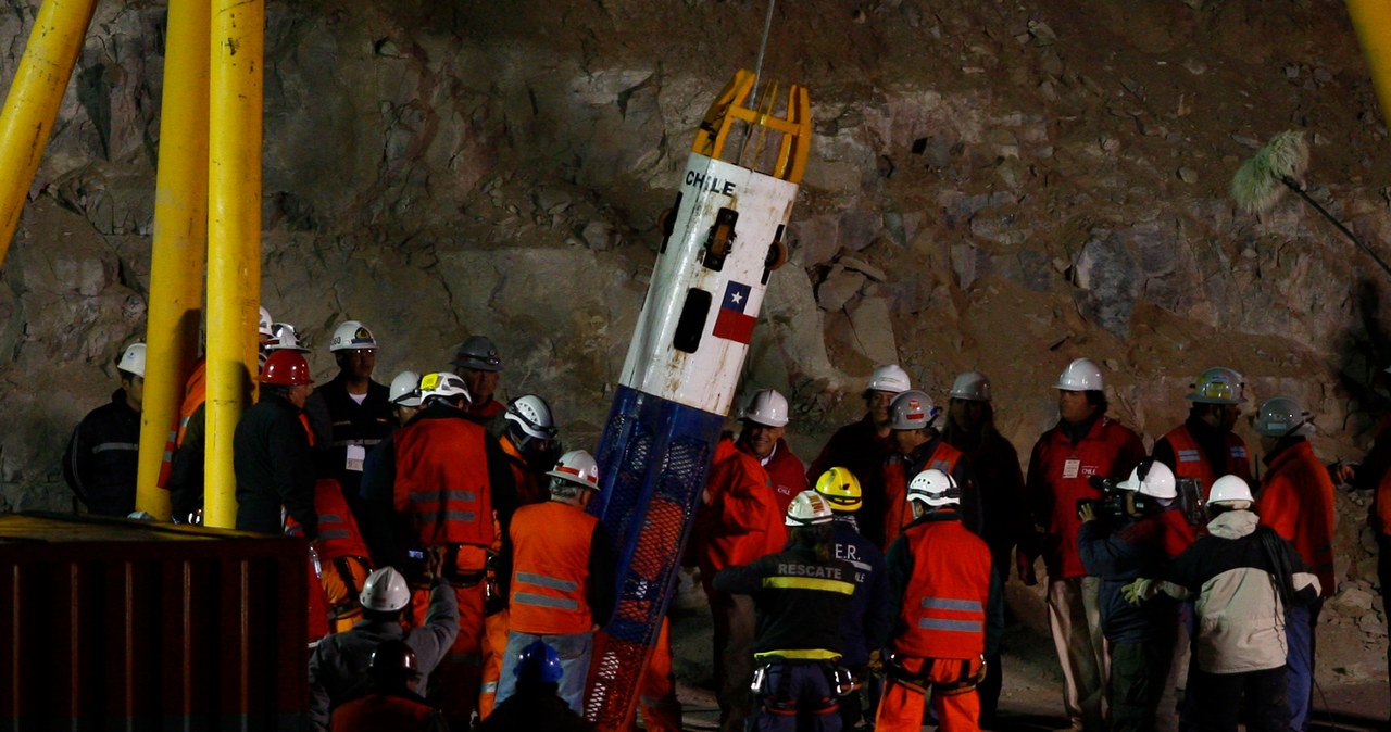 Kapsuła Feniks 2 zjeżdża po uwięzionych górników /Vicente Tapia/LatinContent /Getty Images