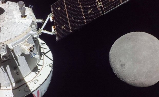 Kapsuła Orion dokonała najbliższego przelotu nad powierzchnią Księżyca