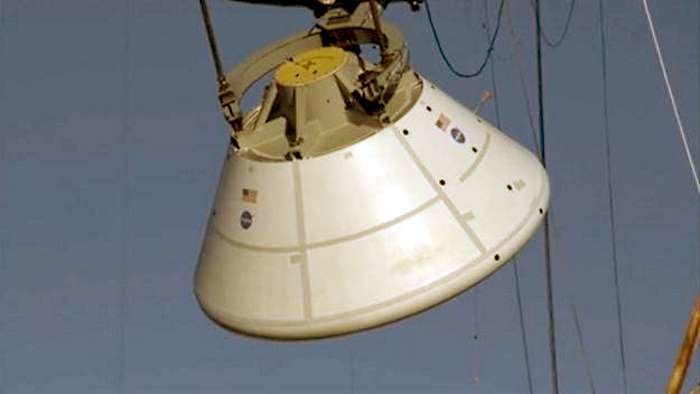 Kapsuła Orion podczas próbnego upadku na powierzchnię wody /NASA