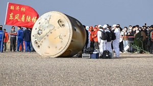 Kapsuła z astronautami uderzyła w ziemię i zaczęła się turlać