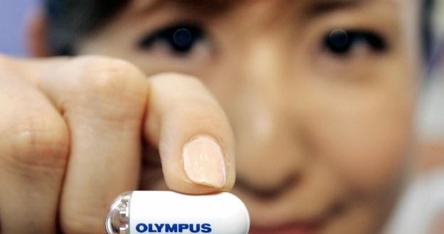 Kapsułowy endoskop z optyką Olympusa /AFP