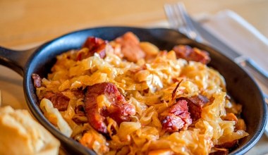 Kapusta kiszona zapiekana z mięsem to super danie na jesienny czas. Przepis pochodzi z serbskiej wsi