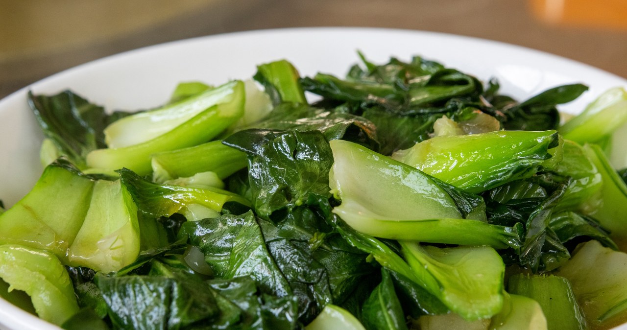 Kapusta pak choi doskonale sprawdzi się w zupach, potrawkach i surówkach /tang90246 /123RF/PICSEL