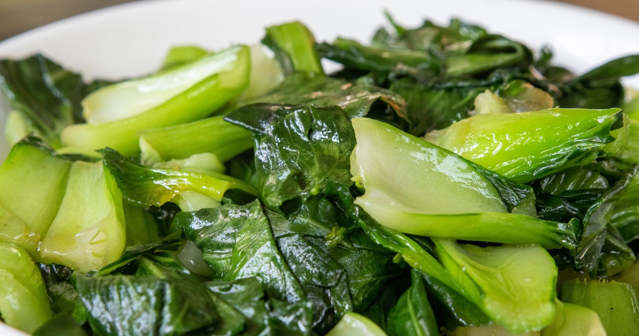 Kapusta pak choi doskonale sprawdzi się w zupach, potrawkach i surówkach /tang90246 /123RF/PICSEL