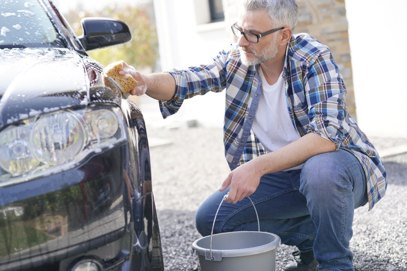 Kara za mycie auta na posesji to nawet kilkaset złotych mandatu. /123rf.com /123RF/PICSEL