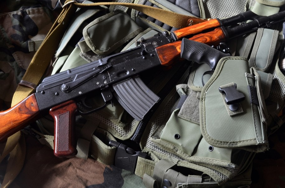 Karabinek AKM na zdjęciu ilustracyjnym /Shutterstock