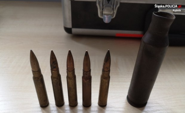 Karabinek, rewolwery, pocisk i detonator w mieszkaniu. 46-latek z zarzutami