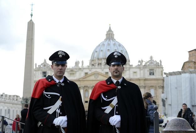karabinierzy na placu św. Piotra w Watykanie /AFP