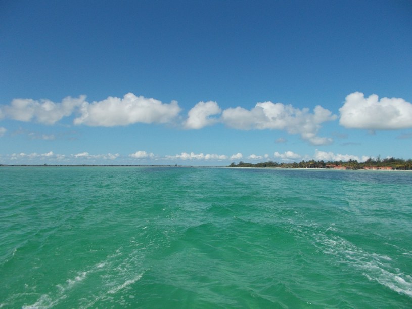Karaibskie morze ma jedyny w swoim rodzaju odcień wody /Styl.pl