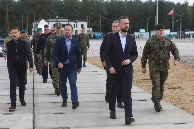 Karakule, 26 września. Władysław Kosiniak-Kamysz, gen. dyw. Maciej Klisz i Tomasz Szymański podczas odprawy żołnierzy /Artur Reszko /PAP