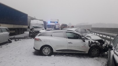 Karambol na A1, kolizje i nieodśnieżone drogi. Fatalna sytuacja w Łódzkiem [WIDEO]