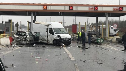 Karambol na A2: Tir staranował 5 aut. Są ranni