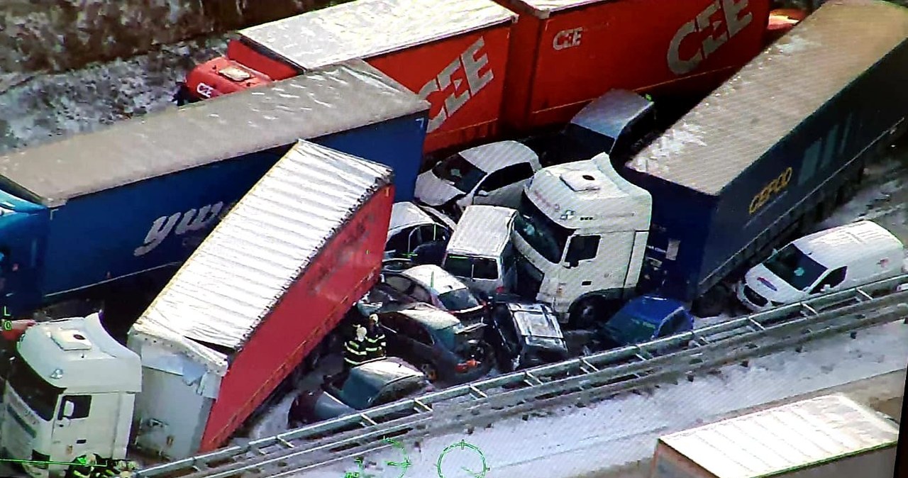 Karambol na czeskiej autostradzie pod Pragą. /Policja