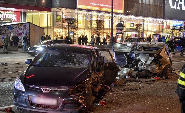 Karambol na Marszałkowskiej w centrum Warszawy [ZDJĘCIA]