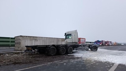 Karambol na Pomorzu. Kontener spadł na jezdnię, trzy osoby poszkodowane