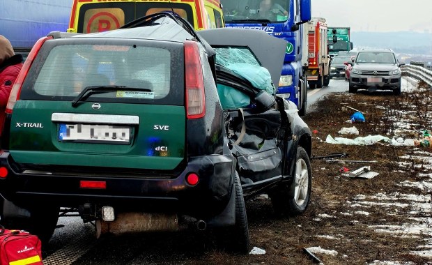 Karambol na S3. Pięć osób rannych, potężne utrudnienia 