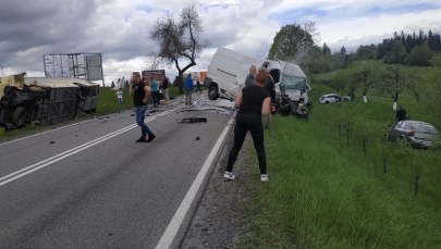 Karambol na zakopiance: Zderzyły się autokar, auto dostawcze i dwie osobówki