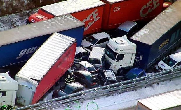 Karambol w Czechach. W śnieżycy zderzyło się 36 aut [ZDJĘCIA I FILMY]