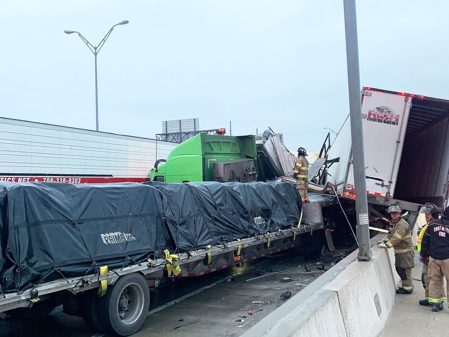 Karambol w Fort Worth /FORT WORTH FIRE DEPARTMENT HANDOUT /PAP/EPA