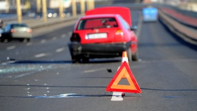 Karambol w Warszawie: Dwa motocykle, trzy auta