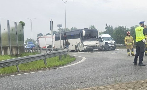 Karambol z udziałem busa, ciężarówki i autobusu. Są poszkodowani