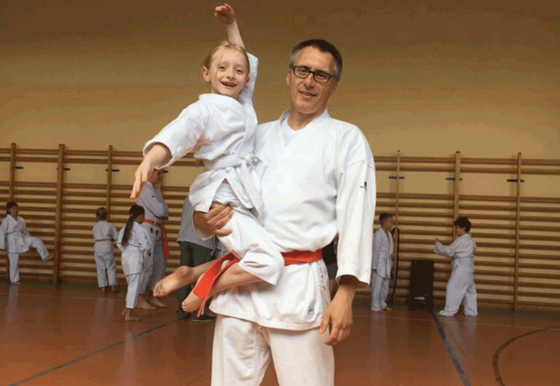 Karate stało się rodzinną pasją. Matylda i Kacper uwielbiają wspólne treningi z tatą /archiwum prywatne