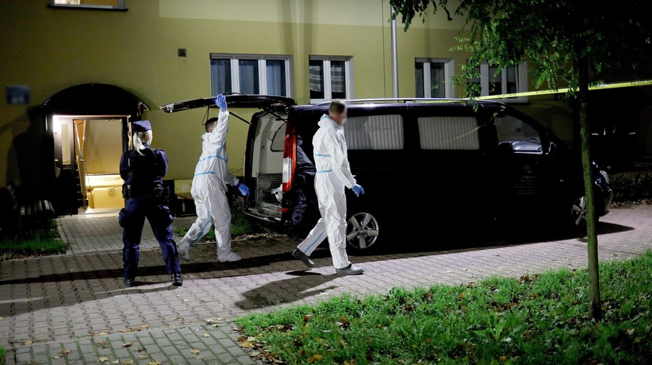 Karawan przy bloku, gdzie znaleziono zwłoki kobiety /Tomasz Wiktor /PAP