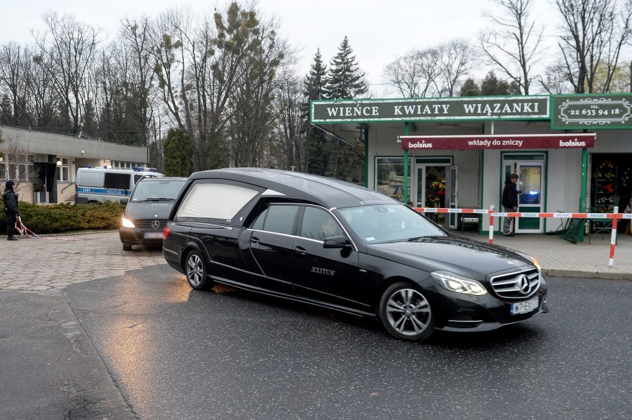 Karawan wyjeżdża z Cmentarza Wojskowego na Powązkach w Warszawie /PAP/Marcin Obara /PAP