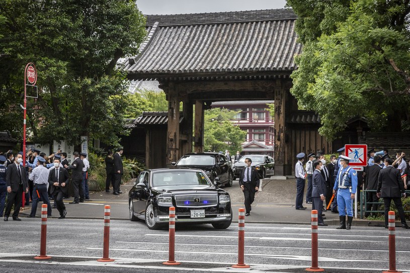 Karawan z ciałem byłego premiera przejechała ulicami Tokio /Yuichi Yamazaki/Getty Images /Getty Images